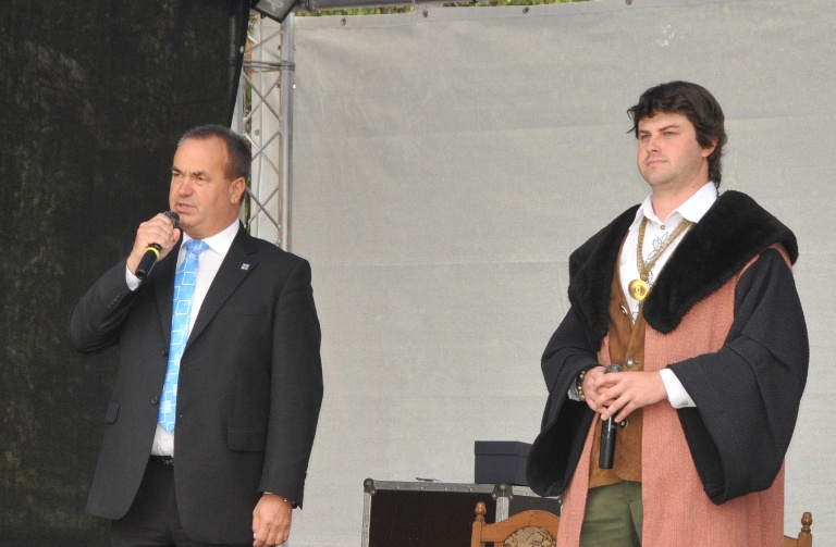 Hejtman LK Stanislav Eichler při proslovu a starosta města Radek Lípa